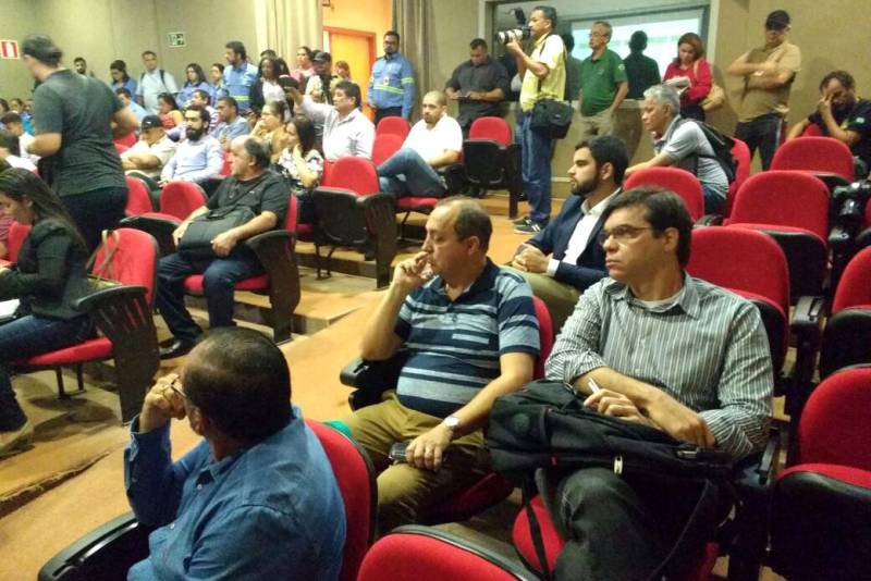 O Grupo de Trabalho criado para atuação conjunta e imediata nas comunidades de Barcarena já está no município para iniciar o esforço conjunto com a prefeitura para atendimento das famílias afetadas pelo vazamento na mineradora Hydro. O levantamento epidemiológico, neste momento, será fundamental para que possamos fazer possíveis encaminhamentos de casos que necessitem de assistência médica”, afirmou o secretário de Estado de Saúde, Vitor Mateus (e), que está em Barcarena para acompanhar o episódio do vazamento das bacias de resíduos da empresa Hydro.
FOTO: MÁRCIO NAGANO / SECOM
DATA: 23.02.2018
BARCARENA - PARÁ <div class='credito_fotos'>Foto: MÁRCIO NAGANO / SECOM | <a href='/midias/2018/originais/e1679cf3-71c8-428f-b727-c3ee78f38659.jpg' download><i class='fa-solid fa-download'></i> Download</a></div>