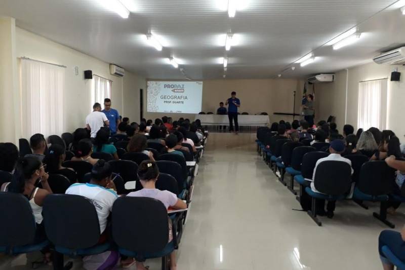 Com o objetivo de revisar e dar outro olhar sobre as temáticas cobradas no Exame Nacional do Ensino Médio (Enem), o Pro Paz Enem percorre os municípios paraenses ministrando aulas gratuitas. Já o auditório Ernani Chaves da UFPA, em Soure (foto), também recebeu 150 pré-vestibulandos para assistir ao aulão. Entre muitos vestibulandos na faixa etária de 17 anos havia alguns adultos.e
FOTO: ASCOM PRO PAZ
DATA: 28.04.2018
SOURE - PARÁ <div class='credito_fotos'>Foto: ASCOM PRO PAZ | <a href='/midias/2018/originais/e17d54c1-ccbf-4ffe-971a-7b41529162d9.jpg' download><i class='fa-solid fa-download'></i> Download</a></div>