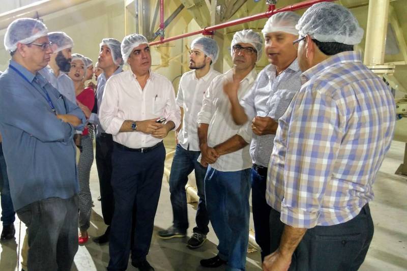 A indústria de processamento de derivados de cacau Ocra Cacau da Amazônia Ltda., instalada na estrada do Tapanã, em Belém, já iniciou a produção de nibs de cacau (grãos tostados e quebrados), etapa que será concluída até 15 de março. A fábrica, instalada numa área de 18 mil metros quadrados, com meta de produção plena até junho de 2019, foi visitada pelo secretário de Estado de Desenvolvimento Econômico, Adnan Demachki, junto com o presidente da Companhia de Desenvolvimento Econômico do Pará, Fábio Lúcio Costa, e de equipe técnica, na tarde de quarta-feira (21).
FOTO: ASCOM SEDAP
DATA: 21.02.2018
BELÉM - PARÁ <div class='credito_fotos'>Foto: Ascom Sedap | <a href='/midias/2018/originais/e17ed914-dacf-47df-ba93-4445dece274e.jpg' download><i class='fa-solid fa-download'></i> Download</a></div>