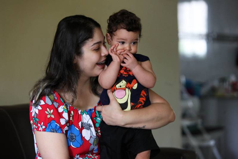 Salvar vidas tem sido a principal missão do Banco de Leite da Fundação Santa Casa de Misericórdia do Pará, referência no Estado em captação de leite humano. Desde que foi criado, em 1987, ele conta com a solidariedade e o trabalho de diversos atores, fundamentais para a sua existência. Dentre eles, estão mães lactantes que disponibilizam um pouco de tempo e atenção para alimentar outras crianças, que nem chegam a conhecer. Uma das mulheres mais visitadas pela equipe dos Bombeiros, nos últimos tempos, é a jovem Paula Góes (foto), de 28 anos. Mãe há 11 meses, ela conta como começou a fazer as doações. “Soube do Banco de Leite e da importância dele quando fui estagiária da Santa Casa, em 2014. Na época, disse que quando fosse mãe iria amamentar meu filho e, se pudesse, doaria o excedente. Foi o que aconteceu. O Lourenzo nasceu ano passado e desde então comecei as doações. Tinha muito leite, meu peito endurecia e doía. As doações ajudaram não só a aliviar meu desconforto, como também, com certeza ajudaram a vários filhos de leite que ganhei”, contou.
FOTO: SIDNEY OLIVEIRA / AG. PARÁ
DATA: 28.02.2018
BELÉM - PARÁ
<div class='credito_fotos'>Foto: Sidney Oliveira/Ag. Pará | <a href='/midias/2018/originais/e17f7259-bd17-4636-995e-56fab48d9dfe.jpg' download><i class='fa-solid fa-download'></i> Download</a></div>