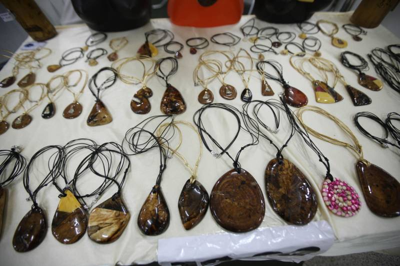 Setecentos artesãos de 54 municípios de diversas regiões do Estado estão reunidos na VI Feira Estadual de Artesanato (Fesarte). 

FOTO: CARLOS SODRÉ / AG. PARÁ
DATA: 22.11.2018
BELÉM - PARÁ <div class='credito_fotos'>Foto: CARLOS SODRÉ / AG. PARÁ    |   <a href='/midias/2018/originais/e192e7e3-1042-4690-b6c4-48e6250b1efc.jpg' download><i class='fa-solid fa-download'></i> Download</a></div>