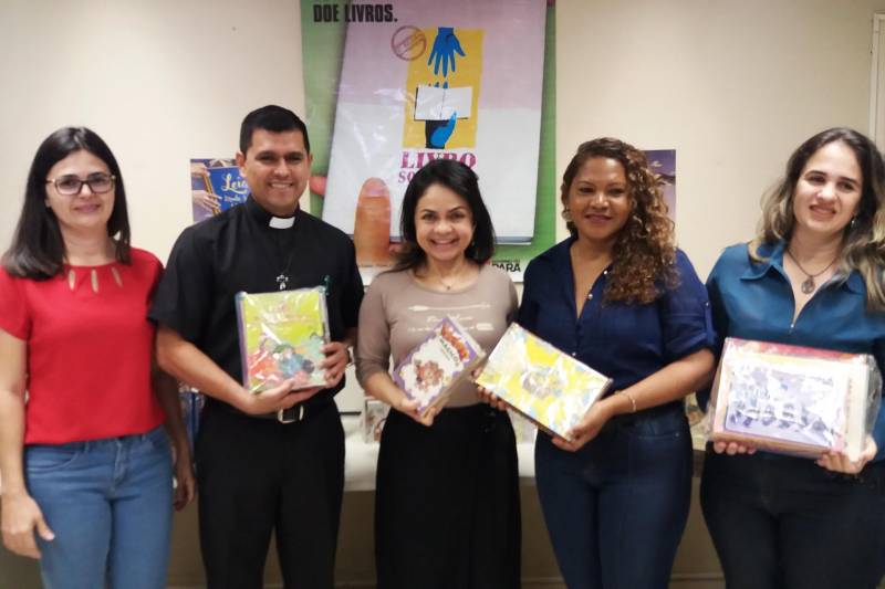 Perto de mil crianças e adolescentes da Escola Municipal de Ensino Fundamental João Paulo II, terão, a partir desta terça-feira, dia 6, acesso a cerca de 500 livros doados pelo projeto de incentivo à leitura Livro Solidário, coordenado pela Imprensa Oficial do Estado (IOE), com apoio do Núcleo de Articulação e Cidadania (NAC). A escola funciona anexa à Paróquia Santa Paula, no conjunto Cidade Nova VI, em Ananindeua, na Região Metropolitana de Belém. O acervo inclui livros de diversos gêneros como religiosos, técnicos, didáticos e história em quadrinhos e foi entregue pela diretora de Documentação da IOE e coordenadora do Livro Solidário, Carmen Palheta (c), à diretora da escola, Léia Oliveira dos Anjos, que estava acompanhada do Padre Adamor da Mota Júnior e de Lorena Freire, representante do Pro Paz, intermediária da ação. Na foto, a diretora de Documentação da IOE e coordenadora do Livro Solidário, Carmen Palheta, à diretora da escola, Léia Oliveira dos Anjos, que estava acompanhada do Padre Idamor da Mota Júnior (foto) e de Lorena Freire, representante do Pro Paz, intermediária da ação.
FOTO: RONALDO QUADROS / ASCOM IOEPA
DATA: 06.03.2018
BELÉM - PARÁ <div class='credito_fotos'>Foto: RONALDO QUADROS / ASCOM IOEPA | <a href='/midias/2018/originais/e1934217-bb07-4fed-8f87-3990c15660eb.jpg' download><i class='fa-solid fa-download'></i> Download</a></div>