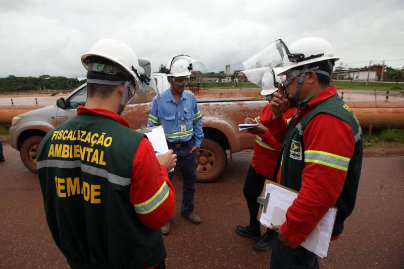 A Secretaria de Estado de Meio Ambiente e Sustentabilidade (Semas) notificou oficialmente a Hydro, na tarde desta terça-feira (27), por conta do não cumprimento do prazo de 48 horas dado pelo governo para que a empresa reduzisse os níveis das bacias de resíduos ao nível de, pelo menos, um metro, conforme determina a legislação ambiental. A notificação foi entregue por técnicos da Semas na sede da refinaria, em Barcarena, a 112 quilômetros de Belém. A determinação é que a produção de alumina seja reduzida pela metade. A Semas também triplicará a multa definida anteriormente, cumprindo a legislação ambiental em vigor, para R$ 1 milhão por dia de descumprimento (ou 300 mil Unidades de Padrão Fiscal). A empresa informou formalmente que reduziu os índices, mas não integralmente no total determinado de um metro. Técnicos das diretorias de Fiscalização e Licenciamento Ambiental da Semas acompanham diariamente o volume de água das bacias, tanto dos depósitos de rejeitos sólidos da indústria quanto do sistema de tratamento de água.
FOTO: THIAGO GOMES / AG PARÁ
DATA: 27.02.2018
BARCARENA - PARÁ <div class='credito_fotos'>Foto: Thiago Gomes /Ag. Pará | <a href='/midias/2018/originais/e199ebc8-0810-448d-a2d2-9866a4eb5d6d.jpg' download><i class='fa-solid fa-download'></i> Download</a></div>