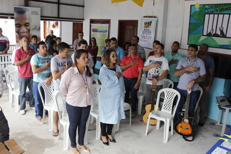 A Superintendência do Sistema Penitenciário do Estado (Susipe) realizou nesta quinta-feira, 10, a premiação do 3º Concurso de Redação realizado pela Defensoria Pública da União (DPU), com o apoio do Departamento Penitenciário Nacional (Depen), e que teve como tema "Mais direitos, menos grades". O evento teve por objetivo a certificação dos internos custodiados no Centro de Recuperação do Coqueiro (CRC), que conquistaram os três primeiros lugares de todo o Brasil.
FOTO: AKIRA ONUMA / ASCOM SUSIPE
DATA: 10.05.2018
BELÉM - PARÁ <div class='credito_fotos'>Foto: Akira Onuma / Ascom Susipe | <a href='/midias/2018/originais/e19c0ea8-1a98-4293-bf27-bb2b21ce480e.jpg' download><i class='fa-solid fa-download'></i> Download</a></div>