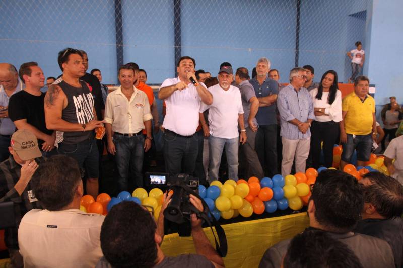 O governador Simão Jatene, na manhã deste sábado (14), no município de Castanhal, nordeste do Pará, assinou oficialmente a lei que regulamenta o serviço de transporte alternativo intermunicipal de passageiros. A cerimônia ocorreu no ginásio Loyola Passarinho. Na foto, Milton Campos, deputado Estadual.

FOTO: CRISTINO MARTINS / AG. PARÁ
DATA: 14.04.2018
CASTANHAL - PARÁ <div class='credito_fotos'>Foto: Cristino Martins/Ag. Pará   |   <a href='/midias/2018/originais/e19d0c7e-bb1b-4f5c-a525-4498091b7d1b.jpg' download><i class='fa-solid fa-download'></i> Download</a></div>