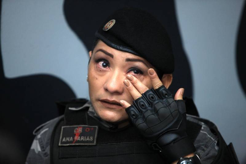 Além do gênero, ainda é um desafio para a mulher quebrar o paradigma de que a força e a bravura estão atreladas à estatura, peso e estrutura física. Mas a cabo Ana Farias (foto) está aí para fazer um contraponto dessa afirmação: com 1,59m de altura e menos de 50 quilos, ela não se deixa intimidar por ninguém. Não à toa. No histórico, ela carrega o pioneirismo de estar entre as primeiras duas mulheres da Rotam – Ronda Ostensiva Tático Metropolitana, uma das duas companhias do Batalhão de Policiamento Tático (BPOT). Dos 22 anos na PM, 16 são na Rotam. 

FOTO: MÁCIO FERREIRA / AG. PARÁ
DATA: 27.05.2018
BELÉM - PARÁ <div class='credito_fotos'>Foto: MÁCIO FERREIRA/ AG. PARÁ   |   <a href='/midias/2018/originais/e1aa5ab0-9ce2-44a3-88b3-e2332c256dbe.jpg' download><i class='fa-solid fa-download'></i> Download</a></div>