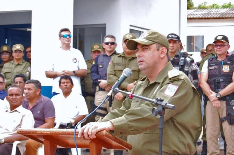 O Governo do Estado entregou nesta segunda-feira (3), a primeira fase das instalações físicas do 35º Batalhão de Polícia Militar – Batalhão Rio Amazonas (35º BPM), sediado em Santarém, na região oeste do Pará. O batalhão está na área de circunscrição do Comando de Policiamento Regional I (CPR-I). A unidade física do 35º BPM é composta por 20 salas. O efetivo é formado por 246 policiais militares, divididos entre o novo Batalhão e três Postos Policiais Destacados, localizados no distrito de Boa Esperança (Km 43 da PA-370) e nos municípios de Belterra e Mojuí dos Campos. Na foto, o comandante geral da PM, Coronel Hilton Benigno.

FOTO: SAMUEL ALVARENGA / ASCOM CRGBA
DATA: 03.12.2018
SANTARÉM - PARÁ <div class='credito_fotos'>Foto: SAMUEL ALVARENGA / ASCOM CRGBA   |   <a href='/midias/2018/originais/e1ad5ab4-01bf-4b69-8a48-33a4863b9d3a.jpg' download><i class='fa-solid fa-download'></i> Download</a></div>