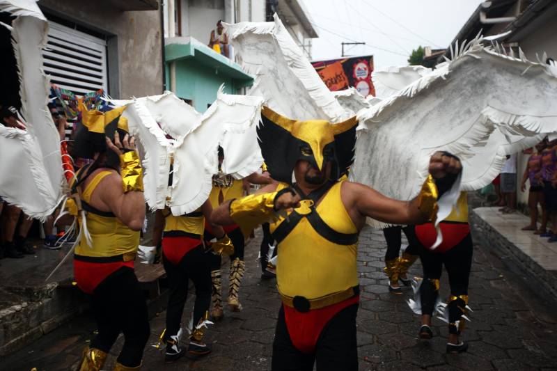 O professor Júlio Leal Gomes é natural de Vigia de Nazaré, no nordeste paraense, terra conhecida pela hospitalidade, principalmente em época festiva. Mantendo a tradição, no Carnaval Júlio e seus irmãos abrem a casa da família para amigos e outros parentes. Neste ano, o imóvel de quatro cômodos abrigou mais de 50 pessoas. Vigia tem um dos maiores e mais tradicionais carnavais do Pará. Nesta época do ano, a população do município, de 51.173 habitantes (Censo/IBGE), triplica com a chegada de brincantes oriundos de todo o Brasil, e os vigienses – igual coração de mãe - acolhem essa multidão. A estimativa é a cidade receber mais de 300 mil pessoas neste Carnaval.
FOTO: IGOR BRANDÃO / AG PARÁ
DATA: 13.02.2018
VIGIA - PARÁ <div class='credito_fotos'>Foto: IGOR BRANDÃO / AG. PARÁ | <a href='/midias/2018/originais/e1b13707-ad55-49fd-8fc2-24ce4c41d6dc.jpg' download><i class='fa-solid fa-download'></i> Download</a></div>