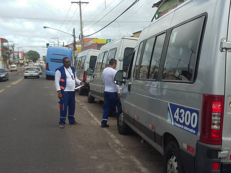 A Operação Carnaval 2018 da Agência de Regulação e Controle de Serviços Públicos do Estado do Pará (Arcon-PA) foi finalizada nesta quarta-feira (14) com crescente número de autos de infração lavrados em relação ao último ano. Nos seis dias de fiscalização intensiva, foram abordados mais de 2,6 mil veículos nas estradas e terminais e lavrados cerca de 810 autos de infração, tanto no modal rodoviário quanto no hidroviário. Os 70 agentes estiveram presentes em Belém e 20 localidades regionais. Durante o feriado carnavalesco, os fiscais das equipes rodoviárias lavraram cerca de 800 autos de infração. O número é 72% maior do que o registrado no mesmo período, em 2017, quando foram registradas 467 infrações. O Terminal Rodoviário de Belém foi onde os fiscais mais encontraram problemas nos veículos. Na foto, fiscalização na vila de Apeú.
FOTO: ASCOM / ARCON
DATA: 12.02.2018
APEÚ - PARÁ <div class='credito_fotos'>Foto: ASCOM / ARCON | <a href='/midias/2018/originais/e1bc2da0-3308-4fa4-ac47-77d7bf269034.jpg' download><i class='fa-solid fa-download'></i> Download</a></div>