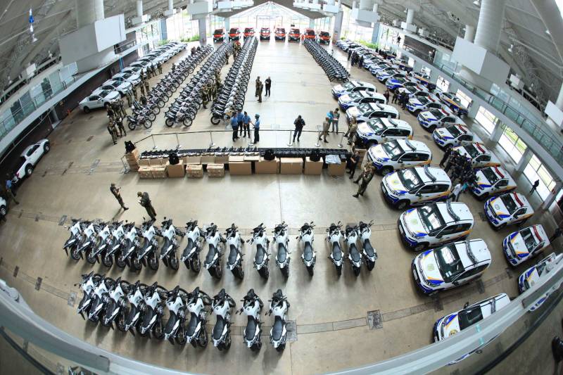 Com a entrega de mais 359 veículos (foto), somente esta semana, o Governo do Pará reforçou a atuação da área de segurança pública em todo o Estado. Todos os veículos auxiliarão no combate a criminalidade e a manutenção da segurança em todo o território paraense. Boa parte desses veículos foi destinada diretamente para as guardas municipais, numa ação integrada com as Prefeituras, por meio da Secretaria de Segurança Pública e Defesa Social (Segup) com articulação da Secretaria de Municípios Sustentáveis, que define em conjunto com os municípios, a agenda de prioridades. A última etapa da entrega ocorreu nesta quinta-feira (5), no Hangar – Centro de Convenções da Amazônia.
FOTO: RODOLFO OLIVEIRA / AG. PARÁ
DATA: 05.07.2018
BELÉM - PARÁ <div class='credito_fotos'>Foto: Rodolfo Oliveira/Ag. Pará | <a href='/midias/2018/originais/e1c8f71f-4a52-4d2e-a948-817b353eb8dc.jpg' download><i class='fa-solid fa-download'></i> Download</a></div>