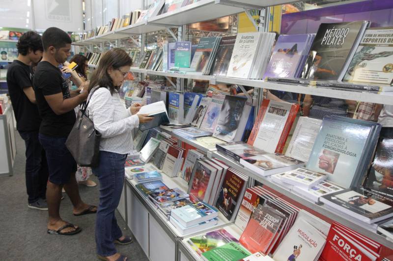Corredores do Hangar Centro de Convenções durante a XXII Feira Pan-Amazônica do Livro, que começou neste sábado (2), em Belém. Um grande público compareceu ao segundo dia da feira, aproveitando as atrações culturais e as exposições nos estandes de livros na tarde de domingo.
FOTO: CRISTINO MARTINS / AG. PARÁ
DATA: 03.06.2018
BELÉM - PARÁ <div class='credito_fotos'>Foto: Cristino Martins/Ag. Pará | <a href='/midias/2018/originais/e1ca3d00-07cc-4a76-bdab-6f734ccccec2.jpg' download><i class='fa-solid fa-download'></i> Download</a></div>