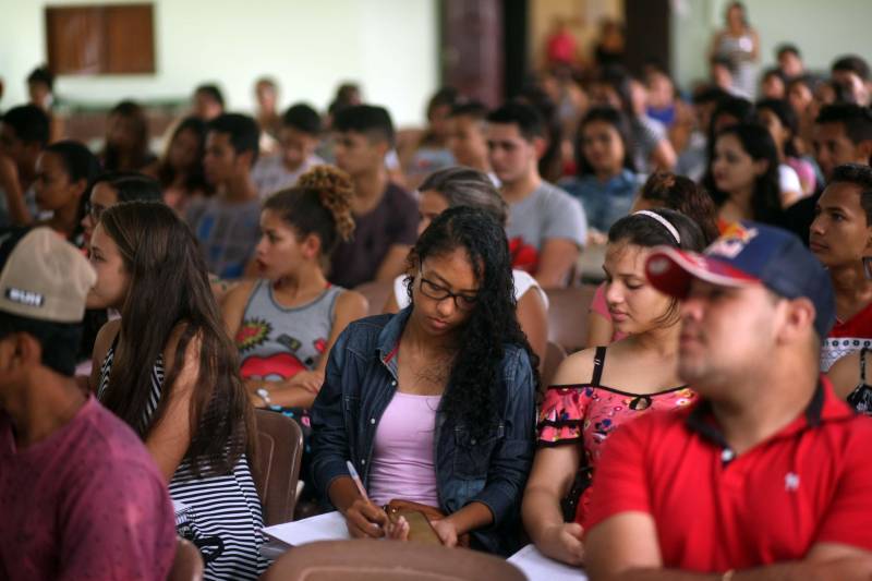 A estudante de escola pública Maria Silva, 16 anos sonha em cursar medicina na universidade e para isso abriu mão de tudo para se preparar para o Enem. Moradora do Bairro de Acarajó, ela soube do aulão do Pro Paz Enem nesta manha de sábado(7) em Bragança e decidiu ir aos estudos. “ Desde o início do ano estou me preparando e estudo de noite e de dia. Estou confiante. Quero aprender um pouco mais e levar conhecimento para me ajudar na preparação do Enem. Esta é uma boa oportunidade que está sendo oferecida para a gente”, comentou. Ela e mais cerca de 300 alunos participaram do aulão do Pro Paz Enem em Bragança nesse sábado(7). A aula marca o início de uma caravana de aulões pelo interior do estado, que deve passar por mais de 18 municípios. Além da capital e Bragança, Benevides, Castanhal, São Francisco, Ananindeua, Breves, Paragominas, Soure, Santarém, Marabá, Abaetetuba, Santa Izabel, Curuçá, Tucuruí, São Miguel do Guamá, Moju, Rondon do Pará, Parauapebas e Viseu vão receber aulões como esse ao longo do ano, complementando a formação dos estudantes.
FOTO: THIAGO GOMES / AG. PARÁ
DATA: 07.04.2018
BRAGANÇA - PARÁ <div class='credito_fotos'>Foto: Thiago Gomes /Ag. Pará | <a href='/midias/2018/originais/e1cc2329-e649-4ab4-aede-22414f907470.jpg' download><i class='fa-solid fa-download'></i> Download</a></div>
