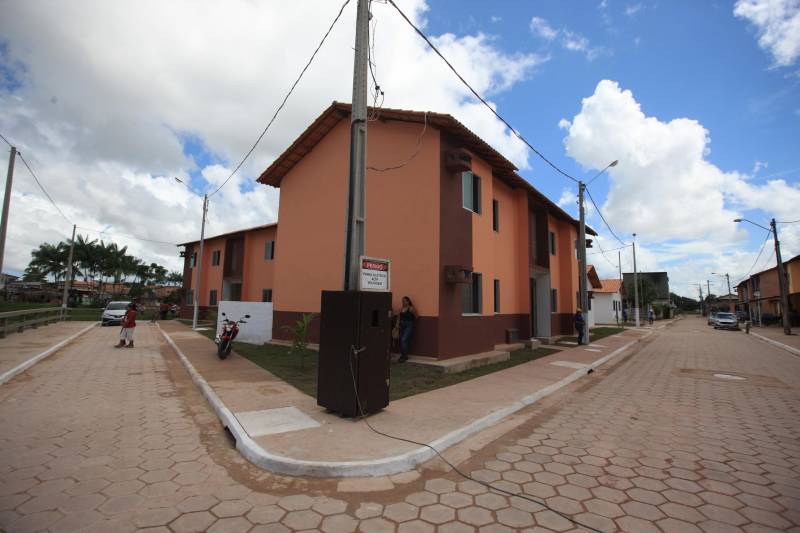 A Cohab entregou hoje(07) mais 30 unidades habitacionais do Projeto Taboquinha, em Icoaraci, que contempla a construção de moradias e infraestrutura urbana, incluindo a recuperação ambiental em torno do Igarapé Tabocão, propiciando a retomada das atividades dos pescadores da área. O projeto prevê ainda a entrega de mais 20 unidades habitacionais, o que deverá ocorrer em 2019. Seu Luís França, de 85 anos, foi um dos primeiros a chegar para a entrega das unidades habitacionais do Taboquinha. Ele ficou emocionado ao receber as chaves de sua nova casa. "Hoje é um dia de alegria pra mim, agradeço a todos que trabalharam nesse projeto, pra dar essa casa para nós", disse o idoso que irá morar com a filha no novo endereço.

FOTO: SIDNEY OLIVEIRA / AG. PARÁ
DATA: 07.12.2018
ICOARACI - PARÁ <div class='credito_fotos'>Foto: Sidney Oliveira/Ag. Pará   |   <a href='/midias/2018/originais/e1d41afd-8bda-4345-9ab4-2e27a5ec708b.jpg' download><i class='fa-solid fa-download'></i> Download</a></div>