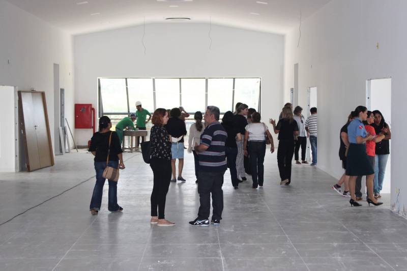 Na tarde desta quarta-feira (28), representantes de secretarias que integram o comitê gestor do Plano Estadual de Ações Integradas à Pessoa com Deficiência (Existir) visitaram as obras do Centro Integrado de Inclusão e Reabilitação (CIIR), em Belém. A visita técnica foi solicitada por Daniele Khayat, diretora-geral do Núcleo de Articulação e Cidadania (NAC), do Governo do Pará, com o objetivo de informar aos participantes do Plano sobre o andamento da obra e mostrar as ações planejadas para o local. “É muito importante que todos que trabalham diretamente com a pessoa com deficiência saibam o que está sendo feito. Afinal, são eles que vão atuar aqui. Pudemos ver de perto os espaços onde funcionará a triagem, reabilitação, radiologia, prótese e órtese, entre outros. Todos ficaram muito satisfeitos com o que viram, e ansiosos para o funcionamento”, disse Daniele Khayat. O CIIR está em fase final de construção, devendo ser inaugurado até o final do primeiro semestre de 2018.
FOTO: RUAN MORAES / ASCOM NAC
DATA: 28.02.2018
BELÉM - PARÁ <div class='credito_fotos'>Foto: RUAN MORAES / ASCOM NAC | <a href='/midias/2018/originais/e1da2399-f1c7-4462-adde-209e0d8ff810.jpg' download><i class='fa-solid fa-download'></i> Download</a></div>