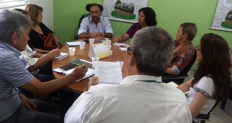 Técnicos da Empresa de Assistência Técnica e Extensão Rural do Estado do Pará (Emater-Pará) e da Empresa Brasileira de Pesquisa Agropecuária (Embrapa/Amazônia Oriental), se reuniram para organizar a retomada da cooperação técnica e a construção de agenda de trabalho conjunto, com foco sistema de agricultura sem queima, além de visar a ampliação de outras ações conjuntas entre as duas empresas. A reunião foi realizada na manhã desta segunda-feira, 7, no escritório central da Emater, em Marituba.

FOTO: ASCOM EMATER
DATA: 07.05.2018
MARITUBA - PARÁ <div class='credito_fotos'>Foto: ASCOM EMATER   |   <a href='/midias/2018/originais/e1dcd889-bf1d-4570-9e26-647c2dc01252.jpg' download><i class='fa-solid fa-download'></i> Download</a></div>