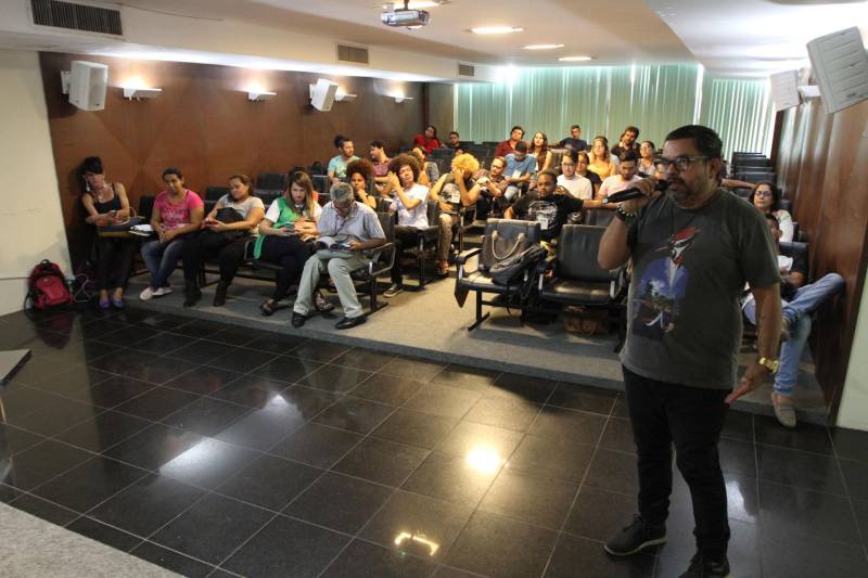 Defensoria Pública do Pará, Secretaria de Estado de Direitos Humanos e Justiça (Sejudh), Secretaria de Estado de Comunicação (Secom) e o Grupo Homossexual do Pará (GHP) realizaram, nesta terça-feira (3), a oficina "Diversidade e Mídia" para profissionais e estudantes de Comunicação”. O evento, que foi gratuito, teve como principal objetivo, contribuir para a diminuição de preconceitos e estigmas por quais passam os LGBTI+, colaborando para um melhor entendimento de termos e conceitos utilizados por esta população. A oficina contou com a participação de Symmy Larrat, paraense e liderança nacional do movimento LGBTI+ e que foi a primeira travesti a ocupar a função de coordenadora geral de Promoção dos Direitos LGBT (Lésbicas, Gays, Bissexuais, Travestis e Transexuais), da Secretaria de Direitos Humanos da Presidência da República. Para Larrat, os meios de comunicação são um importante canal quando bem utilizados para o enfrentamento da “narrativa de ódio” que coloca a existência LGBTI+ como pecado ou vergonha, com discursos que aumentam a exclusão desta população. Na foto, o gerente de Livre Orientação Sexual da Sejudh, Beto Paes.
FOTO: CRISTINO MARTINS / AG. PARÁ
DATA: 03.07.2018
BELÉM - PARÁ <div class='credito_fotos'>Foto: Cristino Martins/Ag. Pará | <a href='/midias/2018/originais/e1e75905-dd58-4f42-98b5-6dfd00ff906d.jpg' download><i class='fa-solid fa-download'></i> Download</a></div>
