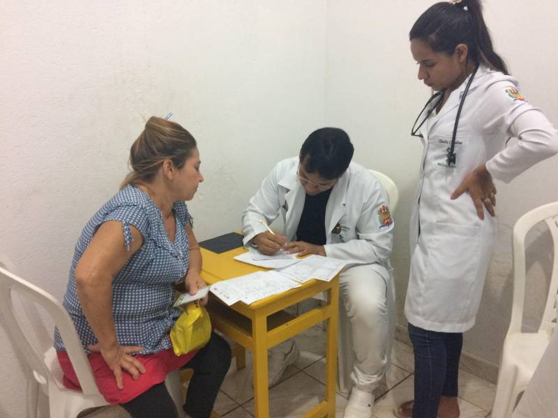 A saúde de Janete de Souza Santos, de 49 anos, tem inspirado cuidados desde o aparecimento de uma bolha amarela na perna direita há alguns meses. Depois de uma internação e passagem por vários médicos, a ajudante de cozinha decidiu ouvir a opinião de mais um especialista. Ela aproveitou uma ação (foto) do Hospital Regional do Sudeste do Pará - Dr. Geraldo Veloso (HRSP), no bairro Amapá, no núcleo Cidade Nova, para receber o atendimento perto de casa.
FOTO: ASCOM / HRSP
DATA: 28.05.2018
MARABÁ - PARÁ <div class='credito_fotos'>Foto: ASCOM HRSP | <a href='/midias/2018/originais/e1ea7bcf-241d-4eda-b67f-f6216d68fcd8.jpg' download><i class='fa-solid fa-download'></i> Download</a></div>