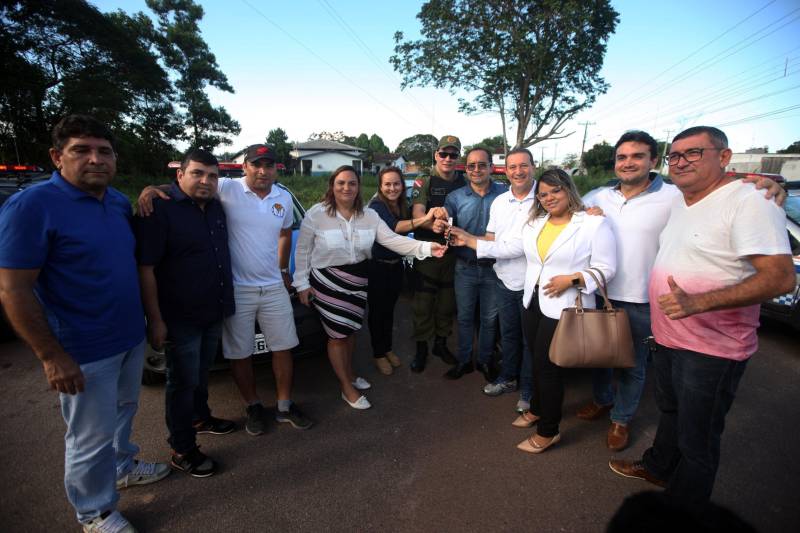 Os batalhões de Policiamento da PM de Barcarena e Abaetetuba (foto), no Baixo Tocantins, receberam na tarde desta quinta-feira (21), 14 viaturas e 20 motocicletas para o reforço da segurança pública nas cidades. Os dois municípios pertencem ao Comando de Policiamento Regional IX, que realiza o policiamento em 10 municípios da região. O CPR IX também está formando 134 novos policias que deverão ser integrados ao policiamento no mês de julho. Participaram da entrega o comandante geral da PM, coronel Hilton Benigno, o presidente da Assembleia Legislativa do Pará (Alepa), deputado estadual Márcio Miranda e os deputados Ana Cunha e Celso Sabino. O coronel Hilton Benigno comentou que toda a frota de veículos da PM foi renovada. “A renovação traz melhores condições de trabalho ao policial”, afirmou.
FOTO: THIAGO GOMES / AG. PARÁ
DATA: 21.06.2018
ABAETETUBA- PARÁ <div class='credito_fotos'>Foto: Thiago Gomes /Ag. Pará | <a href='/midias/2018/originais/e1ebb402-5293-452c-83a7-8fb9cf0292ec.jpg' download><i class='fa-solid fa-download'></i> Download</a></div>