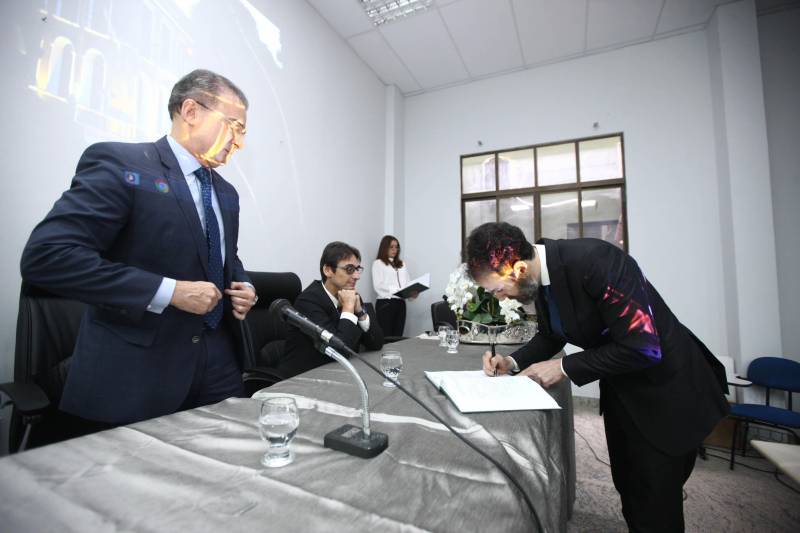 O procurador-geral do Estado, Ophir Cavalcante Junior, deu posse, na tarde da última segunda-feira (26), a seis novos procuradores do Estado, aprovados no 20º concurso público da Procuradoria Geral do Estado (PGE). O evento ocorreu no auditório do prédio-sede da instituição, em Batista Campos, Belém. Foram empossados Idemar Cordeiro Peracchi, Edson dos Santos Matoso, Ducival Carvalho Pereira Júnior, Giulliane Pinheiro Corrêa de Lima, Jobson de Oliveira Pereira e Arthur Marcel Batista Gomes. A cerimônia teve a presença do procurador-geral adjunto, Henrique Nobre Reis, do corregedor-geral da PGE, Paulo de Tarso Dias Klautau Filho, do presidente da Associação dos Procuradores do Estado, Ary Lima Cavalcanti, e de diversos procuradores do Estado, familiares e amigos dos empossados.
FOTO: THIAGO GOMES / AG. PARÁ
DATA: 27.03.2018
BELÉM - PARÁ <div class='credito_fotos'>Foto: Thiago Gomes /Ag. Pará | <a href='/midias/2018/originais/e1f595b3-38bc-42fe-8527-c6bc85d98c4a.jpg' download><i class='fa-solid fa-download'></i> Download</a></div>