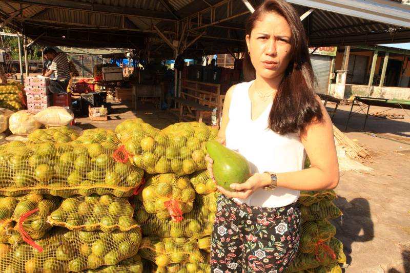Com a chegada do verão, é importante reforçar o consumo de frutas para a absorção de nutrientes importantes e também para o combate à desidratação. Como toda a estação, existem as frutas da época, que, por conta da oferta, costumam ficar mais baratas. Uma das opções para a compra de frutas da estação é a Central de Abastecimento do Pará (Ceasa). Na foto, a nutricionista Wenia Lira.
FOTO: RODOLFO OLIVEIRA / AG. PARÁ
DATA: 09.07.2018
BELÉM - PARÁ <div class='credito_fotos'>Foto: Rodolfo Oliveira/Ag. Pará | <a href='/midias/2018/originais/e1f8a166-bcf9-4706-9622-efafc4bbe70c.jpg' download><i class='fa-solid fa-download'></i> Download</a></div>