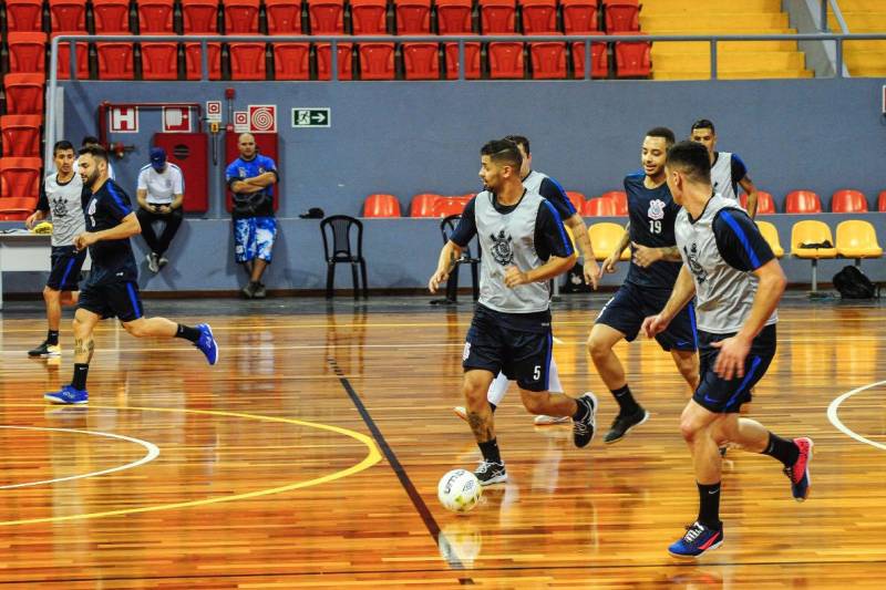 A manhã deste sábado, 24, foi de treino para os times da Associação Esportiva Shouse e do Sport Club Corinthians Paulista. As duas equipes se enfrentam neste domingo, 25, na Arena Guilherme Paraense, o Mangueirinho, em partida amistosa que serve como preparação para a Liga Nacional de Futsal 2018. O confronto está marcado para começar às 10h30. O primeiro a treinar foi o time paraense, pioneiro a representar o Norte do país na competição. Roberto Martins, presidente e atleta do clube, falou sobre o aumento da visibilidade do futsal no Estado. "A realização do amistoso na Arena é a certeza dos olhares das pessoas se voltando para o futsal, principalmente por ser um time local se apresentando em casa. Isso resulta em um destaque para o nosso Estado, que além de possuir times disponíveis para competições, conta com o Mangueirinho, uma das melhores arenas do país", afirmou.
FOTO: LEANDRO SANTANA / DIVULGAÇÃO
DATA: 24.02.2018
BELÉM - PARÁ <div class='credito_fotos'>Foto: LEANDRO SANTANA / DIVULGAÇÃO | <a href='/midias/2018/originais/e1f8d070-94c4-4a37-a8a6-0215b3a1084b.jpg' download><i class='fa-solid fa-download'></i> Download</a></div>