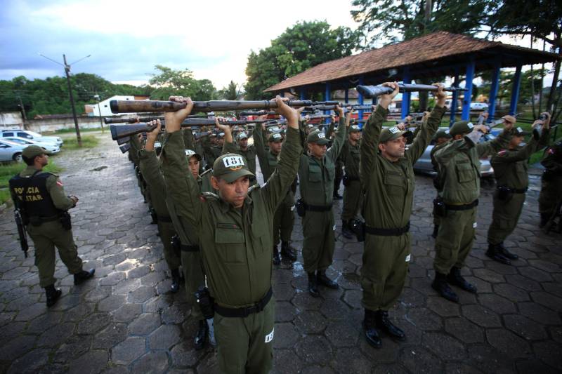 Cerca de 2.400 policiais militares que estão em processo de formação por meio dos Cursos de Formação de Praças (CFP), de Oficiais (CFO), de Habilitação de Oficiais (CHO) e de Adaptação de Oficiais (CHO). Durante a caminhada (foto), a Academia de Polícia Militar “Cel Fontoura” executou a primeira marcha administrativa para exercitar os pelotões do Curso de Formação de Oficiais (CFO) e do Curso de Adaptação de Oficiais da PMPA (CADO) nos deslocamentos a pé por longos percursos. A caminhada de 10 Km contou com a participação de 183 alunos da Academia de Polícia Militar.
FOTO: MÁCIO FERREIRA / AG. PARÁ
DATA: 15.02.2018
MARITUBA - PARÁ <div class='credito_fotos'>Foto: MÁCIO FERREIRA/ AG. PARÁ | <a href='/midias/2018/originais/e1fdf6b2-2e3e-44c6-8c00-6f6177a944e3.jpg' download><i class='fa-solid fa-download'></i> Download</a></div>
