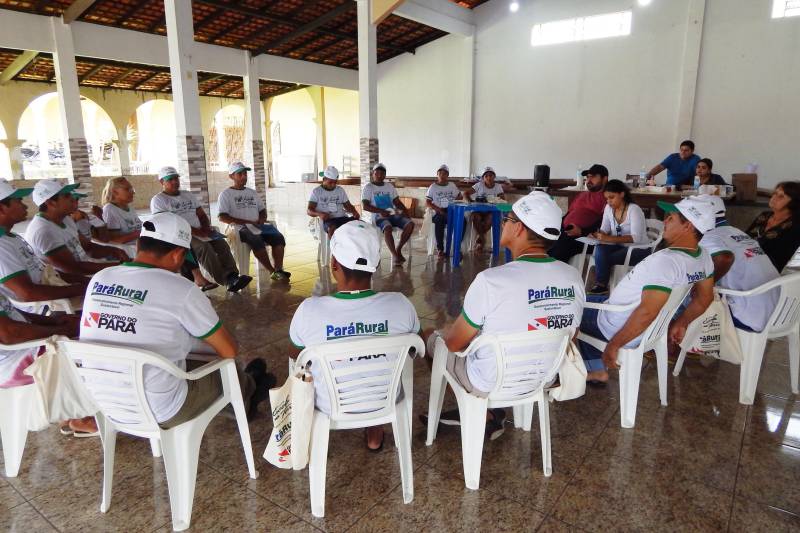 O Curso de Gestão e Empreendedorismo realizado com os produtores do Projeto Comunitário de Produção de Hortaliças e Criação de Aves, e sistemas agroflorestais (SAF's) da Agência Flora e Mar da Amazônia – Aflomazom, localizado no município de Magalhães Barata, no nordeste paraense, encerrou na quarta-feira (16). O curso (foto) teve duração de 24 horas, divididas em três dias, ministrado pela instrutora do Serviço Nacional de Aprendizagem Rural (Senar), Elisa Félix. Na ocasião, cerca de 20 agricultores tiveram a oportunidade de ampliar seus conhecimentos sobre como melhorar a gestão das suas propriedades rurais. Pará Rural ofertou o Curso de Gestão e Empreendedorismo ao Projeto Aflomazom atendendo às solicitações dos associados, que têm interesse em ampliar a produção e começar a fornecer para merenda escolar da região.
FOTO: ASCOM / PARÁ RURAL
DATA: 17.05.2018
MAGALHÃES BARATA - PARÁ <div class='credito_fotos'>Foto: ASCOM PARÁ RURAL | <a href='/midias/2018/originais/e1ff1ba9-79a3-4cf4-8dc3-ecc6ef775c8a.jpg' download><i class='fa-solid fa-download'></i> Download</a></div>