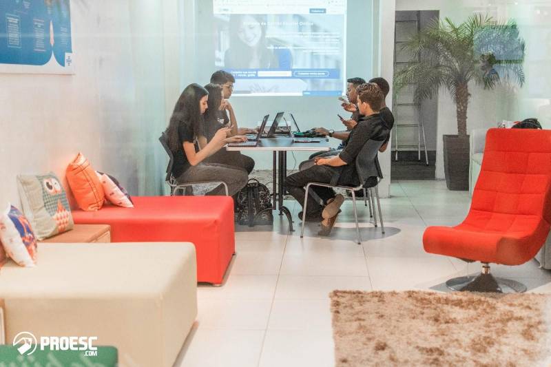 Inovação para a educação. Foi com essa frase que a Empresa Inovadados desenvolveu o Proesc.com, um software completo de gestão escolar, que informatiza todos os setores da educação. A plataforma de gestão escolar on-line possui soluções nas áreas acadêmica, pedagógica, financeira, voltadas para escolas públicas e privadas. O sistema já está presente em 2.112 instituições espalhadas entre Brasil, Portugal, Moçambique e Angola, beneficiando mais de 208 mil alunos e mais de 31 mil professores. Foi reconhecido em programas de destaque nacional de inovação, como InovAtiva Brasil, o “MPE Brasil - Prêmio de Competitividade para Micro e Pequenas Empresas”, Programa Primeira Empresa Inovadora – (Prime/Finep) e Prêmio Sebrae de Inovação.  Na foto, Equipe Inovadados, testando o Sistema Proesc.com.

FOTO: ASCOM / PCT GUAMÁ
DATA: 08.05.2018
BELÉM - PARÁ <div class='credito_fotos'>Foto: ASCOM / PCT GUAMÁ   |   <a href='/midias/2018/originais/e209046d-0c6c-43ab-902e-f75b52fd830f.jpg' download><i class='fa-solid fa-download'></i> Download</a></div>