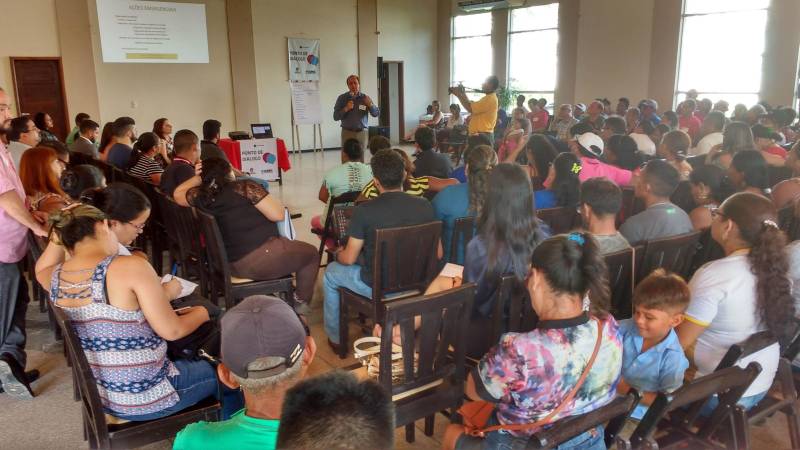 Lideranças comunitárias participaram nesta quinta-feira, 07, na Vila dos Cabanos, em Barcarena, de uma reunião pública com representantes do Governo do Estado. Dois secretários estaduais, de Saúde e de Meio Ambiente e Sustentabilidade, além do vice-presidente da Companhia de Desenvolvimento Econômico (Codec) dialogaram com 125 representantes de comunidades as propostas do governo nas áreas de Saúde, Meio Ambiente e Socioeconomia para questões que envolvem o acidente ambiental da empresa mineradora Hydro, na região. Vitor Mateus (foto) e Thales Belo, respectivamente, titulares das pastas de Saúde e Meio Ambiente, e Eduardo Klautau, da Codec, responderam à dúvidas e questionamentos dos moradores de 18 comunidades da região: Ilha do Capim, Vila Beja, Itupanema, Ilha das Onças, São José, Laranjal, Curuperé, Acuí, Conde, Vila Nova, Bom Futuro, Renascer com Cristo, Barcarena Sede, Jardim Paraíso, Jardim São José, Bairro Industrial, Vila dos Cabanos e Aicaraú. Estavam presentes ainda representantes da Secretaria de Assistência Social (Seaster).
FOTO: RODOLFO OLIVEIRA / AG. PARÁ
DATA: 07.06.2018
BARCARENA - PARÁ <div class='credito_fotos'>Foto: Rodolfo Oliveira/Ag. Pará | <a href='/midias/2018/originais/e2092829-b2aa-4c67-a46a-5eb48edce309.jpg' download><i class='fa-solid fa-download'></i> Download</a></div>