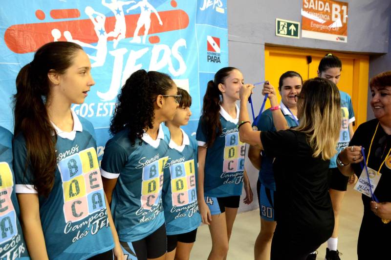 Em sua 60ª edição, os Jogos Estudantis Paraenses (JEPs) definiu a equipes que vão representar o Estado do Pará na etapa nacional, em Manaus (AM), de 19 a 23 de setembro. Das partidas realizadas neste sábado (23), pela etapa estadual, na Arena Guilerme Paraense - o Mangueirinho, foram premiados quatro times das modalidades de Basquete, Volei, Handebol e Futsal, na categoria "A" (de 12 a 14 anos).
FOTO: FERNANDO NOBRE / ASCOM SEDUC
DATA: 23.06.2018
BELÉM - PARÁ <div class='credito_fotos'>Foto: FERNANDO NOBRE/ASCOM SEDUC | <a href='/midias/2018/originais/e20bfc3a-dbbf-47b4-98f6-aa1dde140c2a.jpg' download><i class='fa-solid fa-download'></i> Download</a></div>