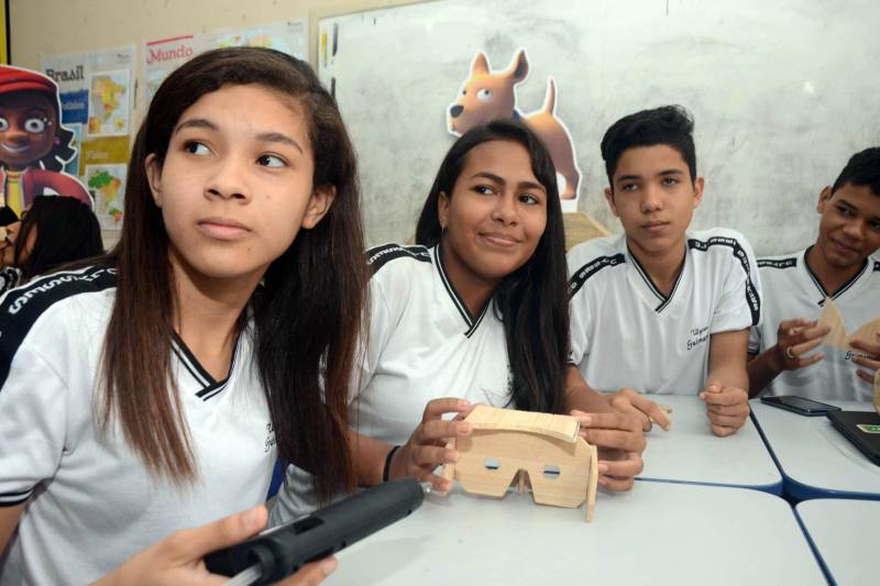 Que tal assistir uma aula sobre a tabela periódica de elementos químicos em que se pode conferir virtualmente a presença deles em objetos e situações do dia a dia? Aliar o uso da tecnologia no processo de aprendizado tornou-se realidade para 42 estudantes do 1º ano do Ensino Médio/Tempo Integral da Escola Estadual Dr. Ulysses Guimarães, no centro de Belém, nesta sexta-feira (23) com a implantação pela Secretaria de Estado de Educação (Seduc) do programa Sedutec. A aula de química inaugurou, na rede estadual de ensino, o Sedutec - programa de aplicação das ferramentas e serviços da plataforma digital Google for Education.
FOTO: ELISEU DIAS / ASCOM SEDUC
DATA: 24.03.2018
BELÉM - PARÁ <div class='credito_fotos'>Foto: Eliseu Dias / Ascom Seduc | <a href='/midias/2018/originais/e20c9b8c-5093-45d7-b241-433e5db3d722.jpg' download><i class='fa-solid fa-download'></i> Download</a></div>