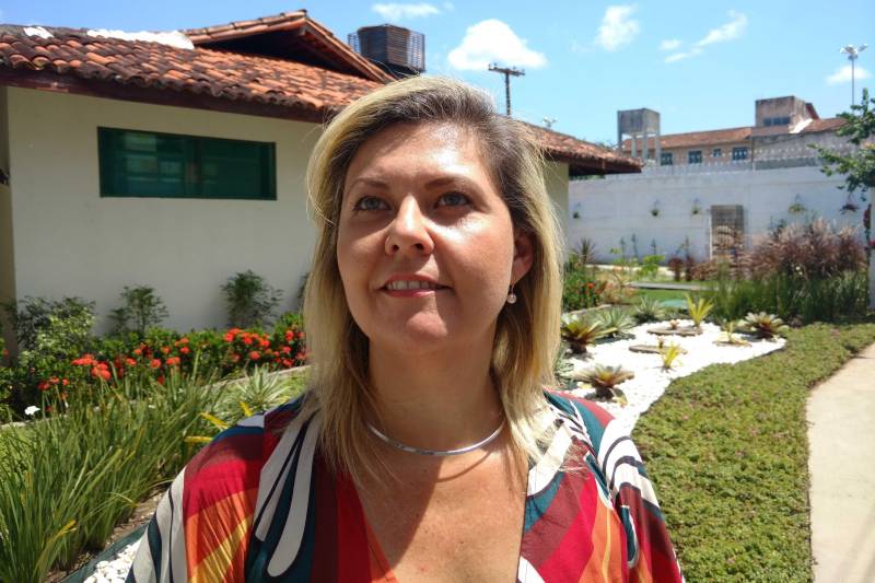 A Cooperativa Social de Trabalho Arte Feminina Empreendedora (Coostafe) da Superintendência do Sistema Penitenciário do Estado (Susipe) - a primeira cooperativa de mulheres presas no país - foi uma das 43 iniciativas sociais de 15 estados brasileiros selecionadas para receber investimentos destinados pela Brazil Foundation. No total será investido R$ 1 milhão de reais por meio de doações diretas. A Brazil Foundation é vinculada à Organização das Nações Unidas (ONU), responsável por mobilizar recursos para ideias e ações transformadoras, a partir do trabalho com líderes e organizações sociais e uma rede global de apoiadores, promovendo igualdade, justiça social e oportunidade para os brasileiros. Na foto, a diretora do Centro de Recuperação Feminino (CRF), em Ananindeua, Carmen Botelho.
FOTO: AKIRA ONUMA
DATA: 06.03.2018
BELÉM - PARÁ <div class='credito_fotos'>Foto: Akira Onuma / Ascom Susipe | <a href='/midias/2018/originais/e2108a14-9532-4f45-8cb8-ca2c79eb1265.jpg' download><i class='fa-solid fa-download'></i> Download</a></div>