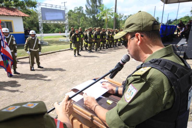Em comemoração aos seus 43 anos, o Batalhão de Polícia Rodoviária (BPRV) inaugurou na manhã desta sexta-feira (4) o seu Canil, o primeiro setorial do Estado. O canil setorial do BPRV é um projeto operacional que visa intensificar o combate ao tráfico de drogas. A solenidade de inauguração do canil contou com a presença do secretário de Estado de Transportes, Kleber Menezes e, representando o governador do Estado, Simão Jatene, o comandante geral da Polícia Militar do Pará, coronel Hilton Benigno (foto).
FOTO: MÁCIO FERREIRA / AG. PARÁ
DATA: 04.05.2018
MARITUBA - PARÁ <div class='credito_fotos'>Foto: MÁCIO FERREIRA/ AG. PARÁ | <a href='/midias/2018/originais/e2133dcf-a069-48e1-8fd8-92c307a01e45.jpg' download><i class='fa-solid fa-download'></i> Download</a></div>