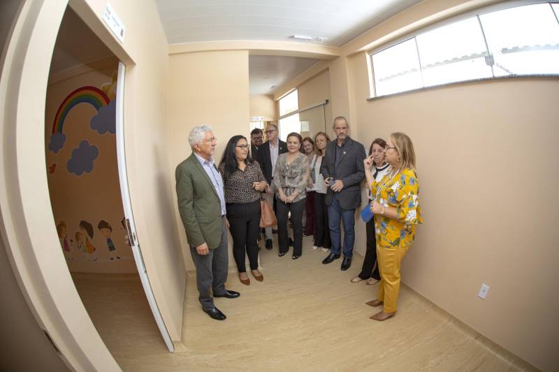 A Universidade do Estado do Pará (Uepa) entregou, na sexta-feira, 13, as novas instalações do Centro Especializado em Reabilitação (CER II), que fica localizado na Unidade de Ensino-Assistência de Fisioterapia e Terapia Ocupacional (Ueafto), no Centro de Ciências Biológicas e da Saúde (CCBS), na travessa Perebebuí, 2.623, em Belém. O novo espaço é um prédio de dois andares que conta com cinco consultórios, uma sala de integração sensorial, uma sala de fisioterapia neuro-pediatra e outra sala para terapia ocupacional neuro-pediatra.
FOTO: NAILANA THIELY / ASCOM UEPA
DATA: 13.04.2018
BELÉM - PARÁ <div class='credito_fotos'>Foto: Nailana Thiely / Ascom Uepa | <a href='/midias/2018/originais/e21a6edc-f476-43f5-93e8-bdf2f1cf9c49.jpg' download><i class='fa-solid fa-download'></i> Download</a></div>