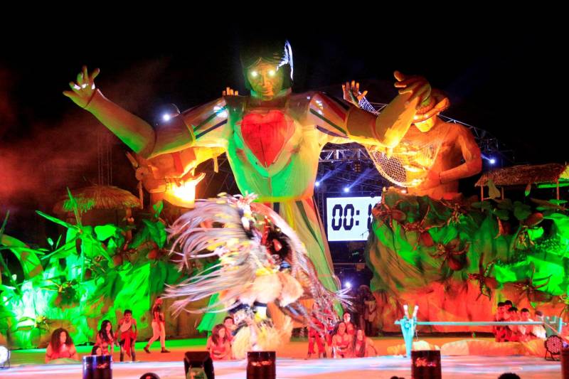 Em uma noite especial em meio ao calor tipicamente amazônico nesta época do ano, a Festa do Çairé, realizada na Vila Balneária de Alter do Chão, a 30 km de Santarém, na região oeste do Pará, chegou a um dos momentos mais esperados pelo público: a disputa entre os Botos Tucuxi (foto) e Cor de Rosa, que animou quase 10 mil pessoas na estrutura montada no Lago dos Botos. O embate entre os dois maiores símbolos da região começou em 1997 e na edição deste ano eles travaram um duelo acirrado em busca do desempate.
FOTO: WILLIAM SANTOS
DATA: 23.09.2017
SANTARÉM - PARÁ <div class='credito_fotos'>Foto: WILLIAM SANTOS | <a href='/midias/2018/originais/e21f2cf1-81e4-45d2-a5bd-768d0f6e2d5e.jpg' download><i class='fa-solid fa-download'></i> Download</a></div>
