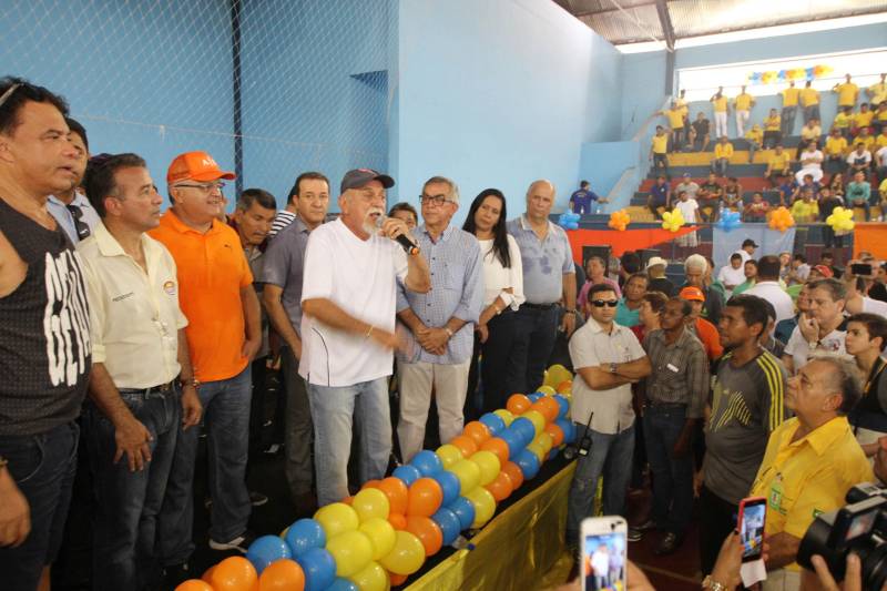 O governador Simão Jatene (foto), na manhã deste sábado (14), no município de Castanhal, nordeste do Pará, assinou oficialmente a lei que regulamenta o serviço de transporte alternativo intermunicipal de passageiros. A cerimônia ocorreu no ginásio Loyola Passarinho.

FOTO: CRISTINO MARTINS / AG. PARÁ
DATA: 14.04.2018
CASTANHAL - PARÁ <div class='credito_fotos'>Foto: Cristino Martins/Ag. Pará   |   <a href='/midias/2018/originais/e220c04a-c0fb-4b1b-b960-1b280d5f0036.jpg' download><i class='fa-solid fa-download'></i> Download</a></div>