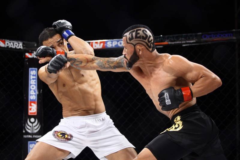 O mundo do MMA conheceu neste sábado os novos guerreiros paraenses. Dos 34 lutadores que entraram no octógono do Jungle Fight 93, 31 representaram o estado. Destaque para Ivanildo Monstrinho e Francisco Figueiredo, que conquistaram os cinturões interinos das categorias 57kg e 61kg, respectivamente, diante do público que lotou o Centro de Convenções da Amazônia – Hangar, com apoio da Secretaria de Estado de Esporte e Lazer.
FOTO: THIAGO GOMES / AG. PARÁ
DATA: 28.04.2018
BELÉM - PARÁ <div class='credito_fotos'>Foto: Thiago Gomes /Ag. Pará | <a href='/midias/2018/originais/e22431e8-aeb2-48a8-a30e-bc09a4ab6cb5.jpg' download><i class='fa-solid fa-download'></i> Download</a></div>