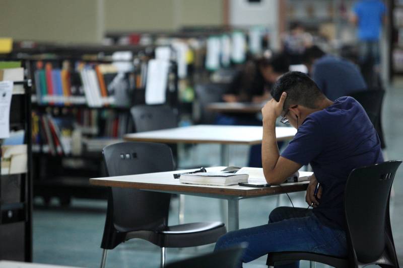Biblioteca Pública Arthur Vianna, localizada no prédio do Centur. Com mais de 140 anos, o local é uma das principais referências na área em Belém, recebendo uma média de mil usuários por dia. Antes da popularização de instrumentos tecnológicos e sites especializados, a “biblioteca do Centur”, como é conhecida, era uma das principais fontes de pesquisa para alunos de todos os níveis de ensino em Belém.
FOTO: MÁCIO FERREIRA / AG. PARÁ
DATA: 02.03.2018
BELÉM - PARÁ <div class='credito_fotos'>Foto: MÁCIO FERREIRA/ AG. PARÁ | <a href='/midias/2018/originais/e2297c81-73b1-4f06-8cde-053d91e4a066.jpg' download><i class='fa-solid fa-download'></i> Download</a></div>