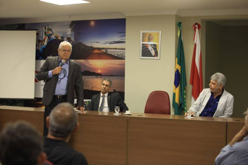 Dezenas de funcionários participaram da posse do novo Chefe da Casa Civil da Governadoria na manhã desta quarta-feira (16), no auditório da sede da Casa, em Belém. Adenauer Marinho de Oliveira Góes (foto) deixa a vaga de Secretário de Estado de Turismo e assume o cargo que era ocupado por José Megale Filho. A Decisão foi publicada no Diário Oficial do Estado (DOE) da última terça (15). José Megale, agora no cargo de diretor de Núcleo da Casa Civil, agradeceu pelos três anos que esteve à frente do órgão e destacou o significativo currículo do novo chefe. “Gostaria de agradecer a oportunidade, a parceria, e acima de tudo por estarmos aqui. É sempre bom aceitar novos desafios, e o momento que vivi aqui foi extraordinário, pois não conheço outra equipe com o nível de comprometimento tão grande quanto esta equipe da Casa Civil. O que trouxe o Adenauer aqui foi a sua experiência, além do seu comprometimento. Tenho certeza que o governador foi muito feliz em decidir pela sua nomeação”, disse o ex-chefe da Casa Civil.
FOTO: RODOLFO OLIVEIRA / AG. PARÁ
DATA: 16.05.2018
BELÉM - PARÁ <div class='credito_fotos'>Foto: Rodolfo Oliveira/Ag. Pará | <a href='/midias/2018/originais/e229de97-8a37-48d2-aa0d-ff1bc6e3737c.jpg' download><i class='fa-solid fa-download'></i> Download</a></div>