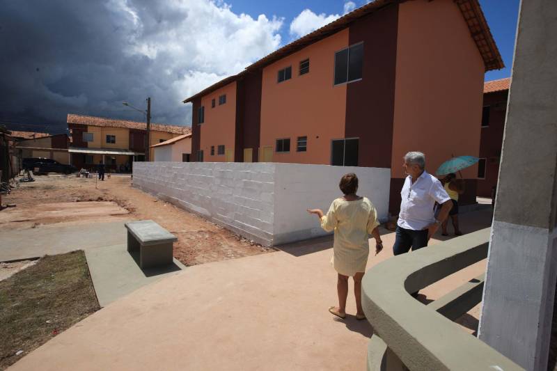 A Cohab entregou hoje(07) mais 30 unidades habitacionais do Projeto Taboquinha, em Icoaraci, que contempla a construção de moradias e infraestrutura urbana, incluindo a recuperação ambiental em torno do Igarapé Tabocão, propiciando a retomada das atividades dos pescadores da área. O projeto prevê ainda a entrega de mais 20 unidades habitacionais, o que deverá ocorrer em 2019. Seu Luís França, de 85 anos, foi um dos primeiros a chegar para a entrega das unidades habitacionais do Taboquinha. Ele ficou emocionado ao receber as chaves de sua nova casa. "Hoje é um dia de alegria pra mim, agradeço a todos que trabalharam nesse projeto, pra dar essa casa para nós", disse o idoso que irá morar com a filha no novo endereço.

FOTO: SIDNEY OLIVEIRA / AG. PARÁ
DATA: 07.12.2018
ICOARACI - PARÁ <div class='credito_fotos'>Foto: Sidney Oliveira/Ag. Pará   |   <a href='/midias/2018/originais/e22cb77f-1d45-4328-9c7c-64cac9061439.jpg' download><i class='fa-solid fa-download'></i> Download</a></div>