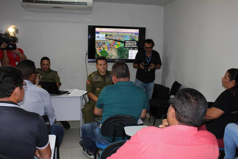 Buscar estratégias de enfrentamento aos crimes cometidos dentro dos ônibus foi o motivo da reunião realizada na tarde desta segunda-feira (19), no auditório do Comando de Policiamento da Capital I (CPC I), no Bairro do Marco, em Belém, entre representantes da Polícia Militar e do Sindicato dos Rodoviários de Belém. Sob a coordenação do coronel Luiz Carlos Rayol, comandante do CPC I, o encontro teve ainda a presença do vice-diretor do Sindicato, Ewerton Paixão.
FOTO: ASCOM PMPA
DATA: 19.03.2018
BELÉM - PARÁ <div class='credito_fotos'>Foto: Ascom PMPA | <a href='/midias/2018/originais/e231b03f-5418-41a5-87da-639b36e3a7f7.jpg' download><i class='fa-solid fa-download'></i> Download</a></div>