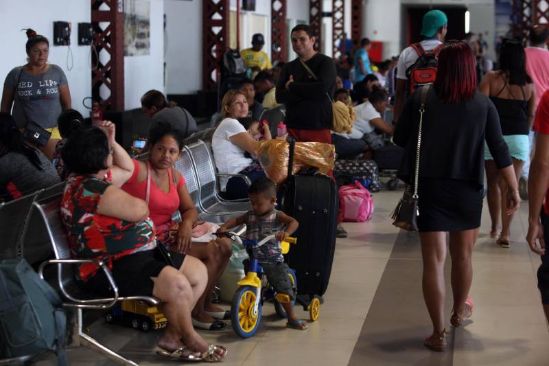O Terminal Hidroviário do Porto de Belém “Luiz Rebelo Neto” registrou um movimento recorde no final de semana que marcou o início das férias escolares. Exatamente 6.615 pessoas passaram pelo terminal, entre embarque e desembarque.
FOTO: SIDNEY OLIVEIRA / AG. PARÁ
DATA: 03.07.2018
BELÉM - PARÁ <div class='credito_fotos'>Foto: Sidney Oliveira/Ag. Pará | <a href='/midias/2018/originais/e23253f2-1ff8-4fe1-b4e7-59d7b0e53872.jpg' download><i class='fa-solid fa-download'></i> Download</a></div>