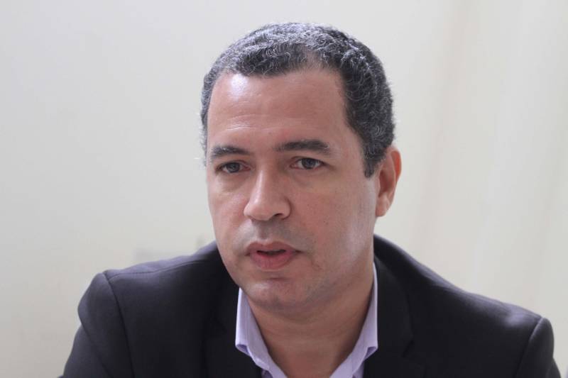Em 2018, o Centro de Perícias Científicas (CPC) Renato Chaves celebra a segunda parceria com a Polícia Internacional. Dessa vez, o intercâmbio foi fechado com a Polícia Francesa, na manhã desta segunda-feira (23), com a abertura da Semana de Intercâmbio de Investigação Criminal: Brasil x França - O Local de Homicídio em Evidência, no auditório do CPC. Durante a semana, os peritos ampliarão seus conhecimentos sobre as técnicas, protocolos e tecnologias utilizadas na França. Policiais civis e militares também participam da qualificação. O intercâmbio está sendo organizado pela Direção Geral do CPC, por meio da Direção de Cooperação Internacional da Embaixada Francesa, sediada em Brasília. Dois agentes da Polícia do Brigade Criminelle e do Service Régionale d'Identité Judiciaire, com apoio do Ministério do Interior da França, participam da qualificação, que segue até a próxima sexta-feira (27) e será realizada na modalidade presencial, com aulas práticas e teóricas sobre as técnicas em local de crime. Na foto, o perito Eriko Nery.
FOTO: CRISTINO MARTINS / AG. PARÁ
DATA: 23.04.2018
BELÉM - PARÁ <div class='credito_fotos'>Foto: Cristino Martins/Ag. Pará | <a href='/midias/2018/originais/e2450423-4bd7-46ae-b511-275a49690086.jpg' download><i class='fa-solid fa-download'></i> Download</a></div>
