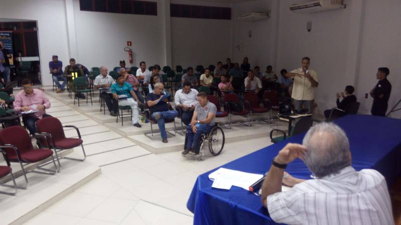 A participação de moradores de Marabá e outros municípios do entorno, no sudeste do Pará, foi expressiva na audiência pública (foto) sobre transporte de passageiros na mobilidade intermunicipal, a segunda promovida em julho pela Secretaria de Estado de Transportes (Setran). O encontro ocorreu na sede da Ordem dos Advogados do Brasil, Subseção Marabá, na noite de quinta-feira (5). O objetivo da reunião, coordenada pelo engenheiro Rodrigo Nassar, diretor de Planejamento da Setran, foi ouvir a população sobre o estabelecimento de um novo modelo de política pública para o transporte intermunicipal no Pará, além de fomentar discussões sobre o assunto entre a sociedade local, a fim de demarcar os processos de outorga de serviços de transporte rodoviário e hidroviário de passageiros.
FOTO: ASCOM / SETRAN
DATA: 06.07.2018
MARABÁ - PARÁ <div class='credito_fotos'>Foto: ASCOM SETRAN | <a href='/midias/2018/originais/e2475380-59cb-49dd-ad9e-e7064c4e4480.jpg' download><i class='fa-solid fa-download'></i> Download</a></div>