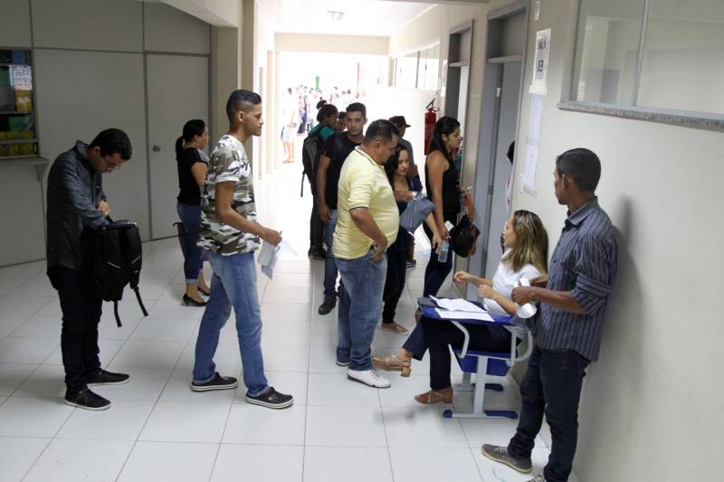 Um total de 27.938 candidatos se inscreveram para participar do concurso promovido pela Superintendência do Sistema Penitenciário do Estado (Susipe). Foram ofertadas 969 vagas e as provas iniciaram neste domingo (11), mas somente 22.875 compareceram. O balanço foi divulgado pela AOCP Concursos Públicos, organizadora do certame. No próximo domingo (18), a expectativa é a de que 11.939 candidatos façam prova para o cargo de agente prisional. A titular da Secretária de Estado de Administração (Sead), Alice Viana fez uma avaliação do concurso no final da tarde deste domingo. “A primeira etapa do concurso da Susipe foi um marco importante do sistema de gestão penitenciária, com a ampliação do efetivo de servidores para nível médio e superior. O concurso transcorreu dentro da normalidade e faz parte das medidas de combate a criminalidade, além de dotar o sistema de segurança das condições necessárias para o desenvolvimento do seu trabalho. Esperamos que no próximo domingo (18) quando será realizado o primeiro grande concurso para seleção de agentes prisionais, tudo ocorra dentro da normalidade também”, pontuou.
FOTO: AKIRA ONUMA / ASCOM SUSIPE
DATA: 11.03.2018
BELÉM - PARÁ <div class='credito_fotos'>Foto: Akira Onuma / Ascom Susipe | <a href='/midias/2018/originais/e24d3bbc-670e-4f99-aec2-2044e6384343.jpg' download><i class='fa-solid fa-download'></i> Download</a></div>
