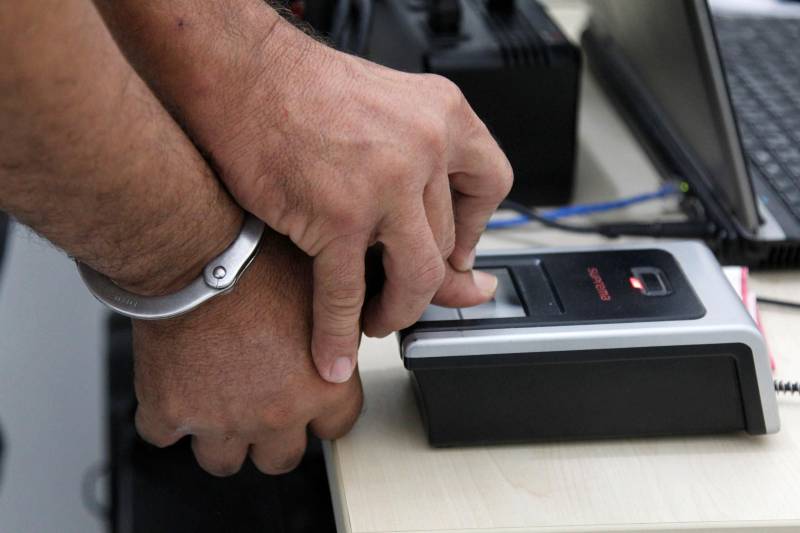 O Conselho Nacional de Justiça (CNJ) implantará a partir de maio o Banco Nacional de Monitoramento de Prisões 2 (BNMP 2.0), que vai manter atualizado o cadastro nacional de pessoas privadas de liberdade em todo o país. O sistema BNMP 2.0 tem o objetivo de integrar todos os Tribunais de Justiça do país com os dados da pessoa presa. No Pará, a atualização será feita por servidores do Tribunal de Justiça do Estado do Pará (TJE), em parceria com a Superintendência do Sistema Penitenciário do Estado (Susipe).
FOTO: AKIRA ONUMA / ASCOM SUSIPE
DATA: 24.04.2018
BELÉM - PARÁ <div class='credito_fotos'>Foto: Akira Onuma / Ascom Susipe | <a href='/midias/2018/originais/e24f4f71-c30f-4f95-8088-e9e85b66c0dc.jpg' download><i class='fa-solid fa-download'></i> Download</a></div>