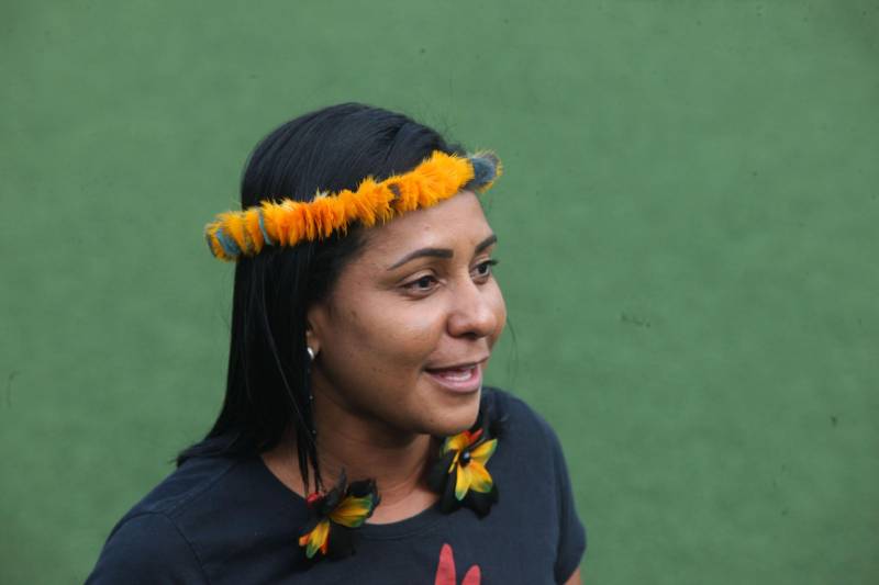 O primeiro dia da Semana dos Povos Indígenas começa com o debate sobre o empoderamento da mulher indígena. Estão confirmadas para este momento, que será o ponto alto das discussões, os maiores nomes do movimento indigenista do País. Entre eles estão Sônia Guajajara (MA), coordenadora executiva da Articulação dos Povos Indígenas do Brasil (Apib), e Nara Baré (AM), titular da Coordenação das Organizações Indígenas da Amazônia Brasileira (Coiab). Também confirmaram presença as paraenses Ângela Kaxuyana, Puyr Tembé, Concita Somprê e Tuíra Kayapó. O crescimento da representação feminina nas comunidades indígenas é uma das pautas levantadas pelos movimentos sociais junto à Organização das Nações Unidas (ONU). “Queremos acabar com os estigmas que envolvem a mulher indígena. Não somos apenas belas e exóticas. Não fazemos apenas artesanato e trabalhos manuais. Em muitos casos, comandamos tribos, somos responsáveis pelas plantações, cuidamos da roça e dos filhos e ainda tomamos as decisões que, mais tarde, serão a palavra final em uma discussão”, defende Puyr Tembé (foto), gerente de Promoção e Proteção dos Direitos dos Povos Indígenas da Secretaria de Estado de Justiça e Direitos Humanos (Sejudh).
FOTO: IGOR BRANDÃO / AG. PARÁ
DATA: 06.03.2018
BELÉM - PARÁ <div class='credito_fotos'>Foto: IGOR BRANDÃO / AG. PARÁ | <a href='/midias/2018/originais/e24f814f-04e7-4b5d-8828-299d9aa50d8c.jpg' download><i class='fa-solid fa-download'></i> Download</a></div>