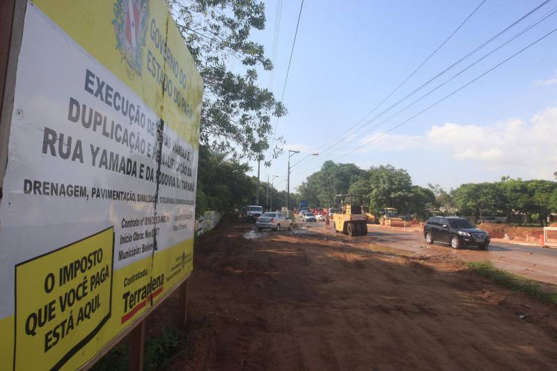 O mototaxista Anderson Silva, 40 anos, há 10 trabalha nas ruas do Bengui, Parque Verde e Tapanã. Ele comemora as obras que irão facilitar a vida de quem trafega pelas Ruas Yamada (foto) e do Tapanã. O Governo do Estado está trabalhando em várias frentes nas obras, só a Rua Yamada está sendo duplicada em uma extensão de 4,14 quilômetros
FOTO: SIDNEY OLIVEIRA / AG. PARÁ
DATA: 04.11.2018
BELÉM - PARÁ <div class='credito_fotos'>Foto: Sidney Oliveira/Ag. Pará | <a href='/midias/2018/originais/e250f0c1-549e-48b0-9263-7855f333b88b.jpg' download><i class='fa-solid fa-download'></i> Download</a></div>