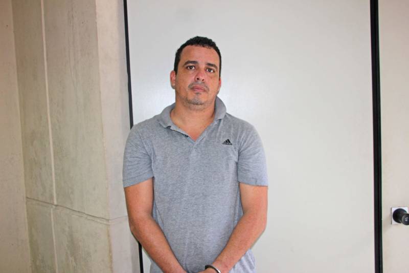 A Polícias Civil e Militar apresentaram, nesta segunda-feira (23), em entrevista coletiva, na Delegacia-Geral, em Belém, informações sobre a operação integrada que resultou na prisão do maranhense Adriano da Silva Brandão (foto), conhecido como "Adriano Pânico" ou "General", considerado um dos maiores assaltantes de carros-fortes em atuação no Brasil e líder de um grupo especializado nesse tipo de modalidade criminosa. Com ele, os policiais apreenderam um fuzil AK 47 - arma de guerra -, dezenas de munições; dois coletes à prova de balas; quatro capuzes tipo "balaclava"; luvas; cordel detonador de explosivos; carregadores de armas e roupas camufladas. O material é usado em ataques a veículos de empresas de transporte de valores. Adriano é um dos envolvidos no ataque a dois carros-fortes da empresa Prosegur em 30 de novembro do ano passado, perto da fazenda Cedro, a 50 quilômetros da sede de Marabá, sudeste do Estado. Com a prisão de Adriano, três envolvidos no assalto estão presos, um morreu e outros três estão foragidos. Na ocasião, os veículos faziam o transporte de numerários para agências bancárias na região, quando a estrada foi bloqueada por um bando armado de cerca de oito homens em três carros.
FOTO: ASCOM / POLÍCIA CIVIL
DATA: 23.04.2018
BELÉM - PARÁ <div class='credito_fotos'>Foto: Ascom / Polícia Civil | <a href='/midias/2018/originais/e25220e7-e045-43e4-be8a-2c01f520989b.jpg' download><i class='fa-solid fa-download'></i> Download</a></div>