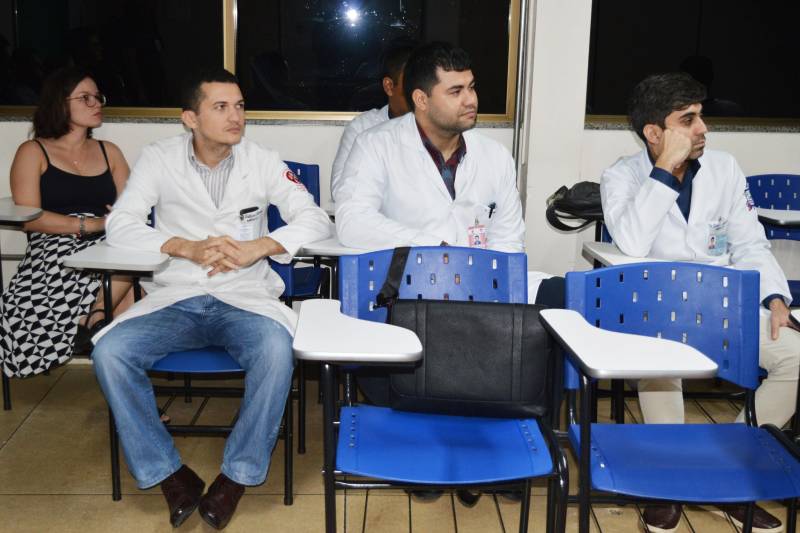A cirurgia sempre foi, majoritariamente, um campo da medicina dominado pelos homens. Mas nas últimas décadas esta realidade vem mudando. No norte do Brasil aumenta, cada vez mais, o número de mulheres se especializando em cirurgia geral. No entanto, cirurgia de trauma ainda é uma novidade. Nesta semana, o Hospital Metropolitano de Urgência e Emergência (HMUE) certificou a primeira profissional em cirurgia do trauma dentro de um programa de Residência na região, a médica Thaiana Cerqueira Ferraz. Situado no município de Ananindeua, na Região Metropolitana de Belém, o Hospital Metropolitano de Urgência e Emergência é o único serviço hospitalar a ofertar gratuitamente o tratamento de alta complexidade em traumatologia e queimados, na Região Norte. Thaiana Ferraz fez a Residência na instituição sem nenhum custo. Para ela, é “muito gratificante concluir a Residência. Afinal, o hospital nos deu essa oportunidade, em uma especialidade que é muito importante para a sociedade e pouco valorizada, principalmente entre as mulheres”.
FOTO: ASCOM / HMUE
DATA: 08.03.2018
BELÉM - PARÁ <div class='credito_fotos'>Foto: ASCOM HMUE | <a href='/midias/2018/originais/e256feb1-03a8-486f-86bd-861dfb2fdba9.jpg' download><i class='fa-solid fa-download'></i> Download</a></div>